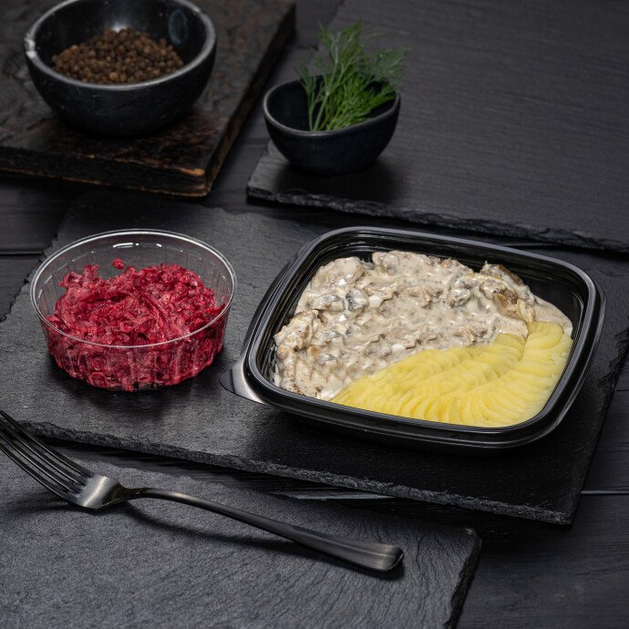 Бефстроганов с картофельным пюре и закуской из свёклы
