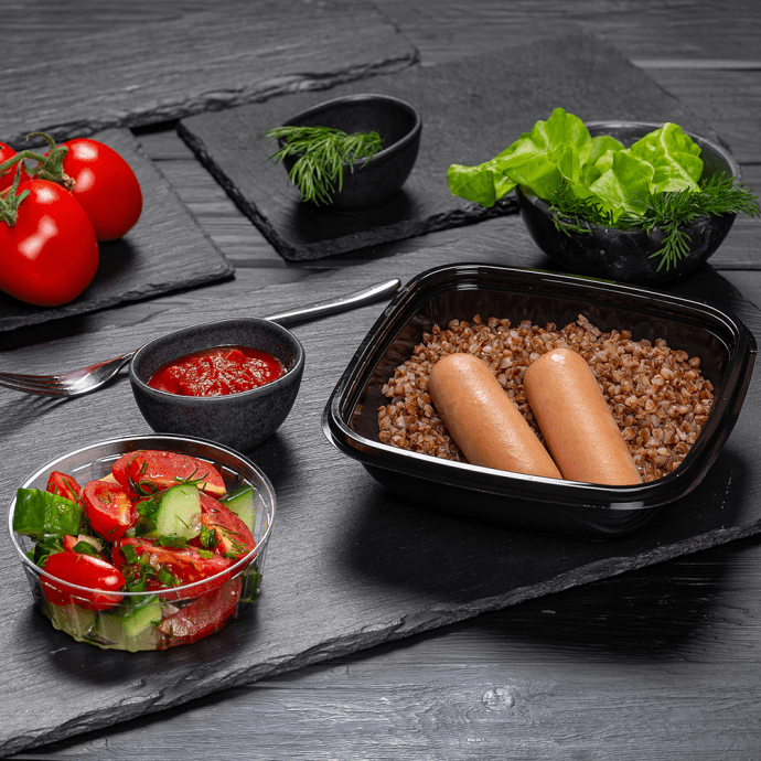 Сосиски с гречкой и закуской из свежих овощей