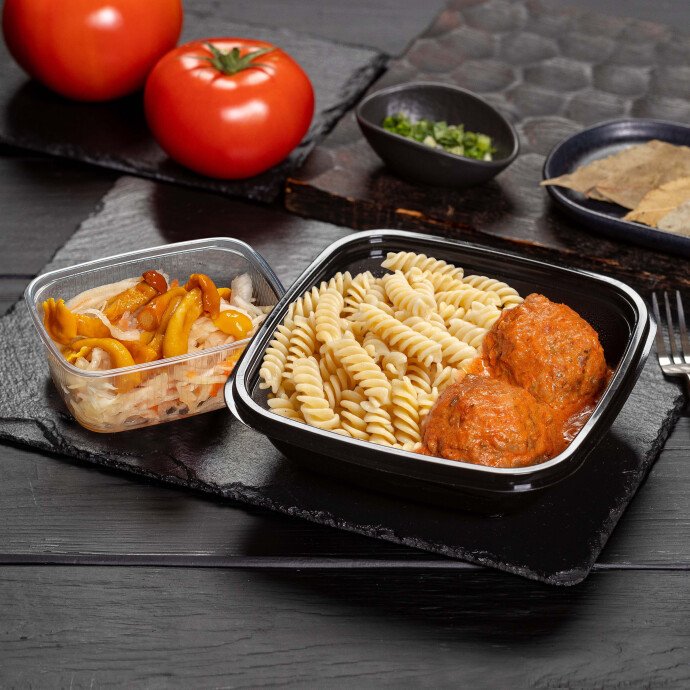 Ёжики мясные в томатно-сметанном соусе с макаронами и закуской из маринованной капусты с опятами