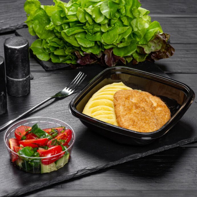 Бризоль из куриного филе с картофельным пюре и закуской из свежих овощей