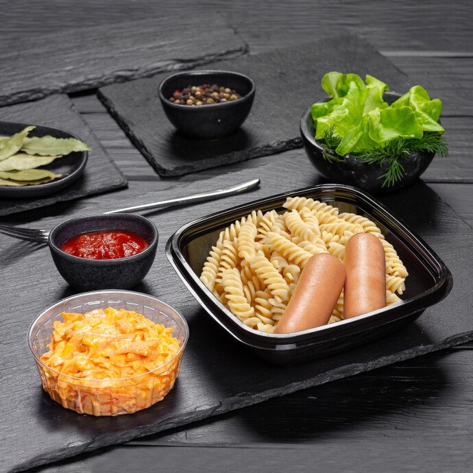 Сосиски с макаронами и закуска из моркови с сыром