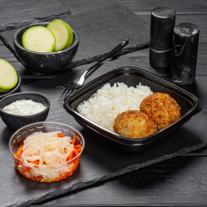 Куриные котлеты «Нежность» с рисом и закуской из дайкона