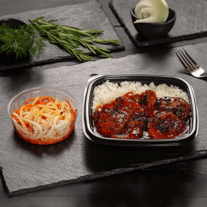 Свинина в кисло-сладком соусе с рисом и закуской из дайкона