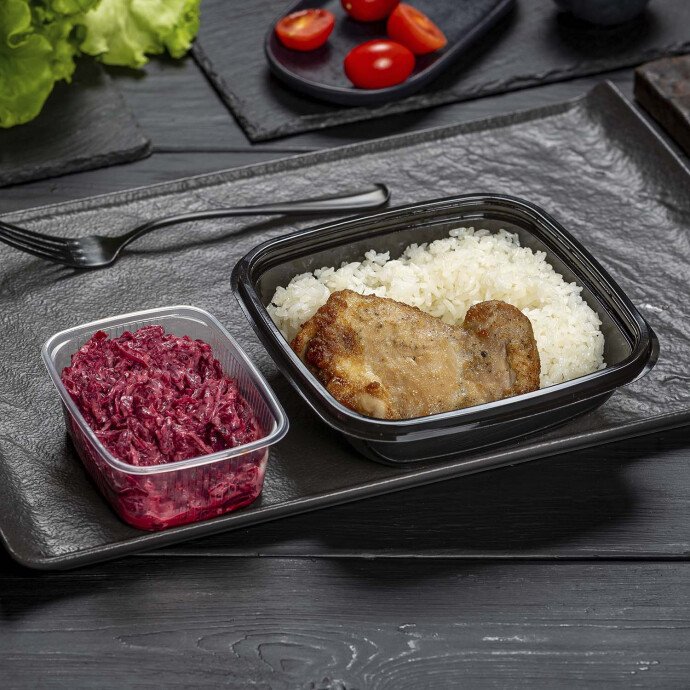 Запечённое куриное бедро с гарниром из риса и закуска из свёклы с чесноком