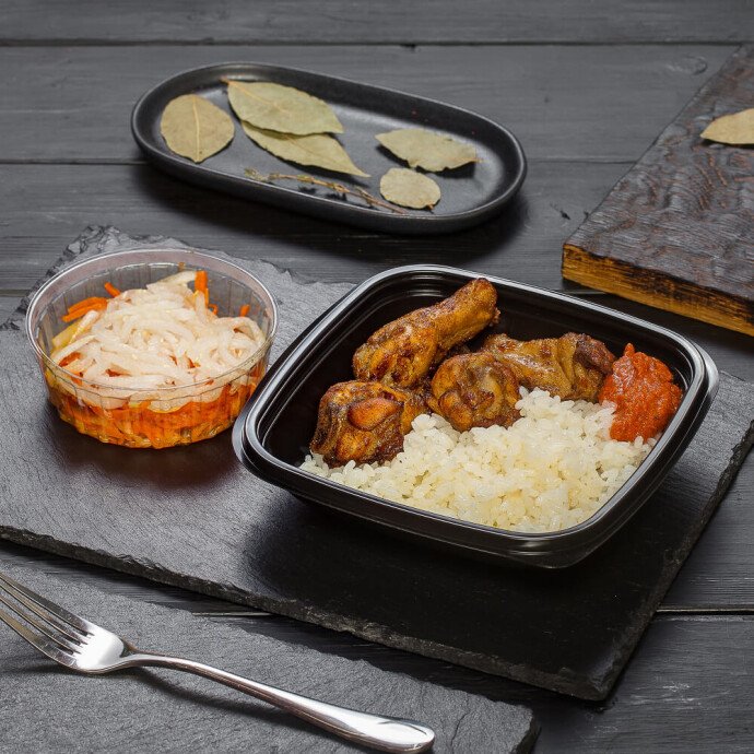 Крылышки с рисом и закуской из дайкона