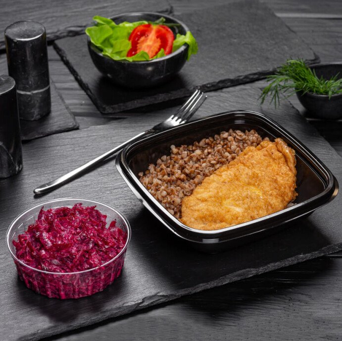 Бризоль из куриного филе с гречкой и закуской из свёклы