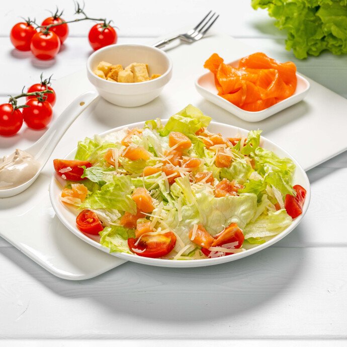 Салат Цезарь с лососем