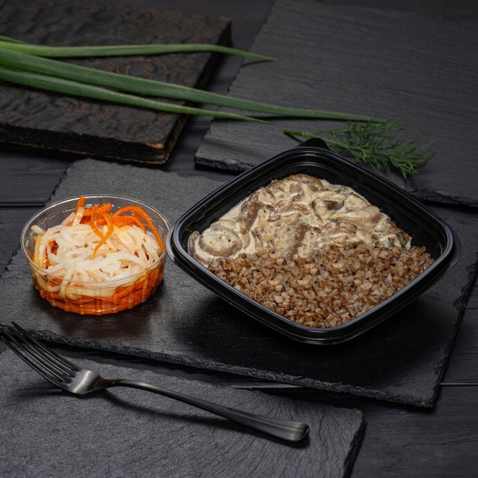 Бефстроганов с гречкой и закуской из дайкона