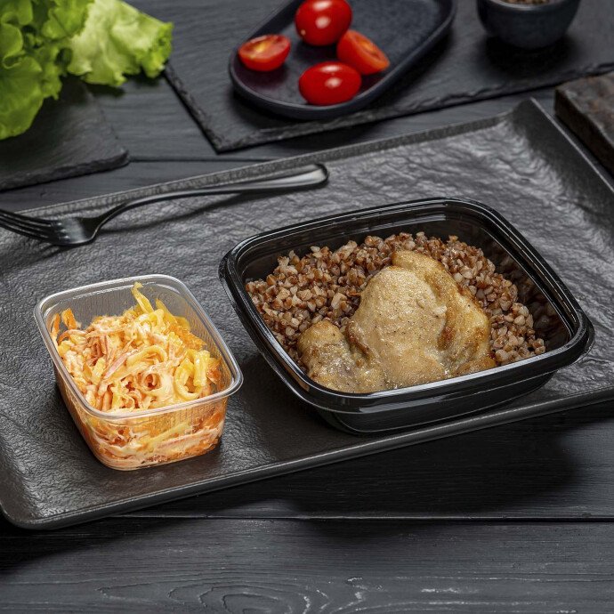 Запечённое куриное бедро с гарниром из гречки и закуска из моркови с сыром и чесноком