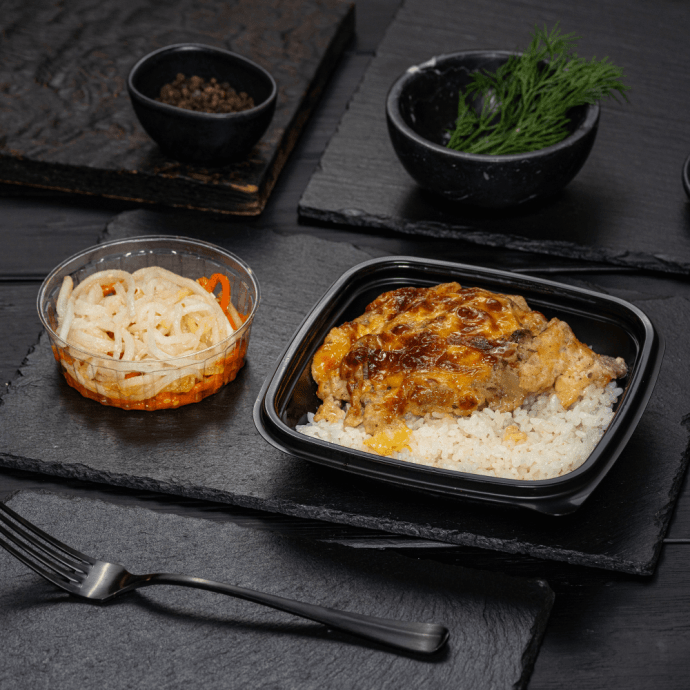 Рыба, запечённая с грибами, рис и закуска из дайкона