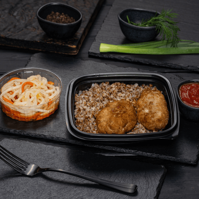 Котлеты мясные с красным соусом, гречка и закуска из дайкона