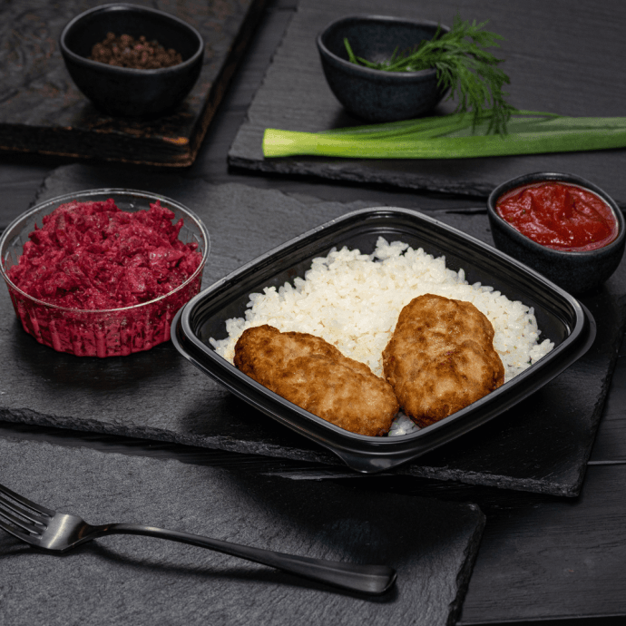 Котлеты мясные с красным соусом, рис и закуска из свёклы