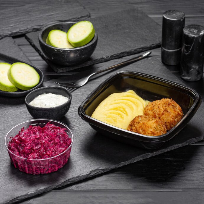 Куриные котлеты «Нежность» с картофельным пюре и закуской из свёклы