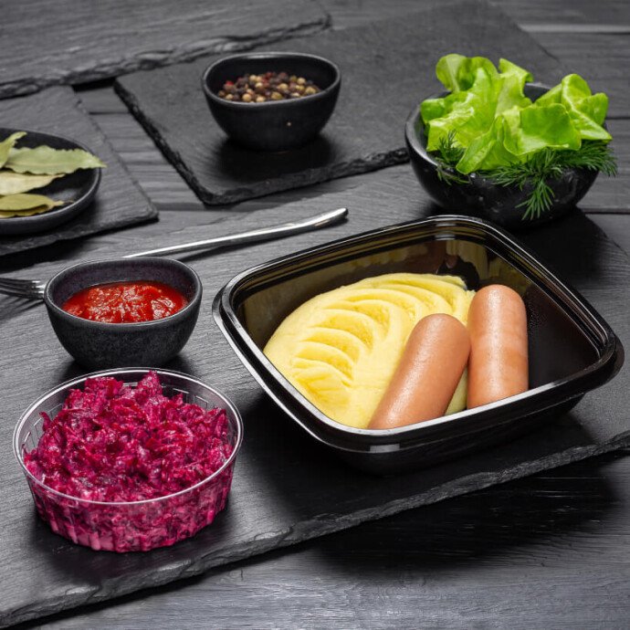 Сосиски с картофельным пюре и закуской из свёклы