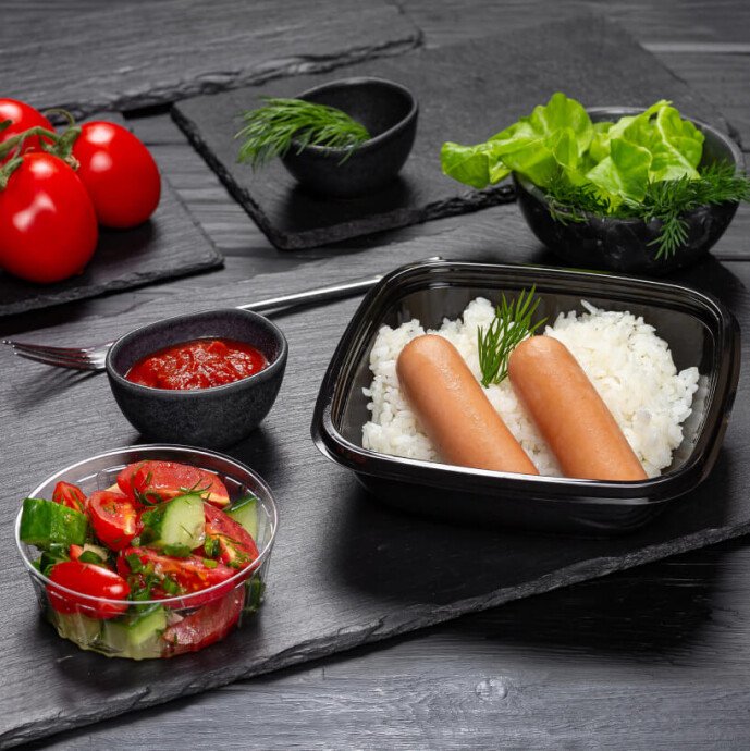 Сосиски с рисом и закуской из свежих овощей