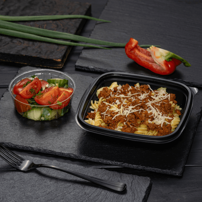 Макароны «Болоньезе» и закуска из свежих овощей