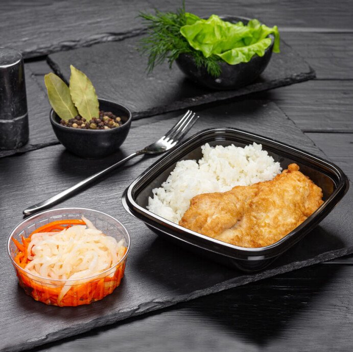 Бризоль из куриного филе с рисом и закуской из дайкона