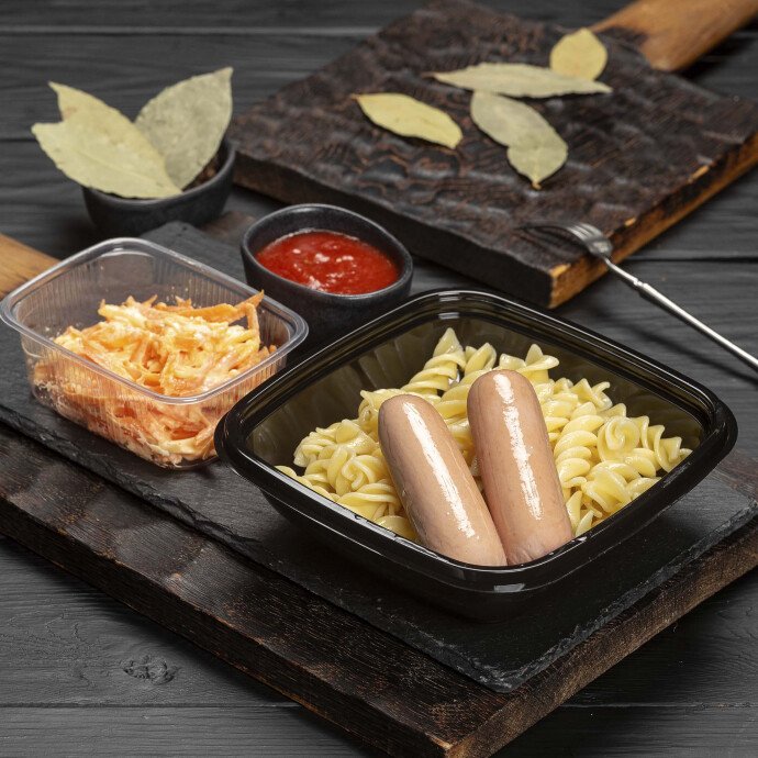 Сосиски с макаронами и закуска из моркови с сыром