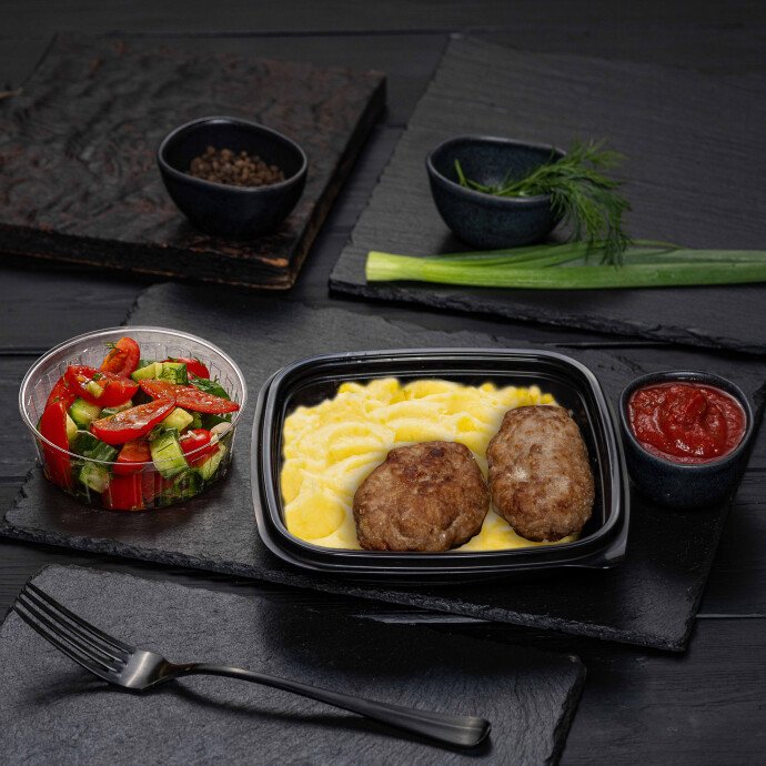 Котлеты мясные с красным соусом, с картофельным пюре и закуской из свежих овощей