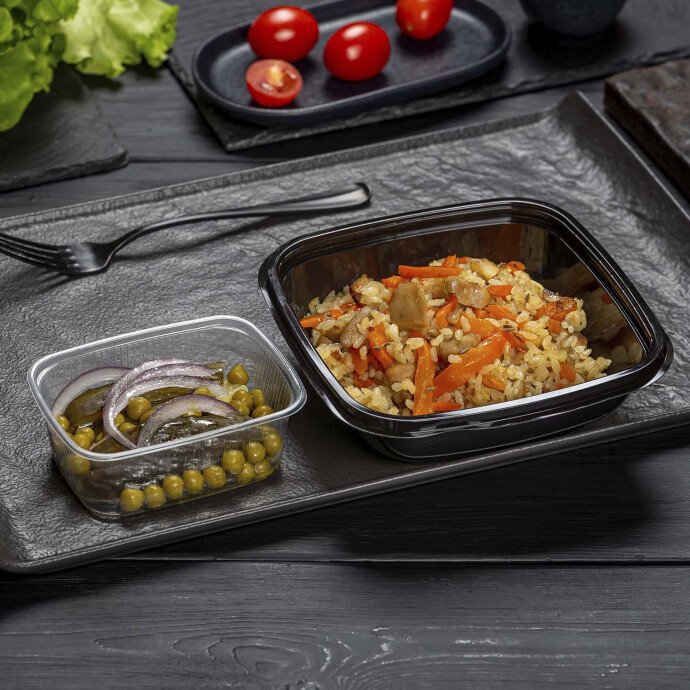 Плов с курицей с красным соусом и закуска из консервированных огурцов