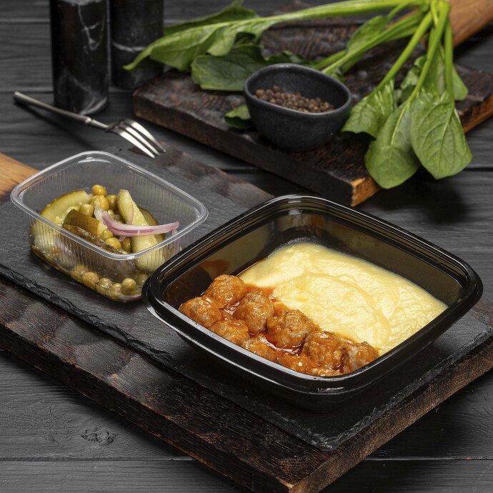 Фрикадельки мясные с картофельным пюре и закуска из консервированных огурцов