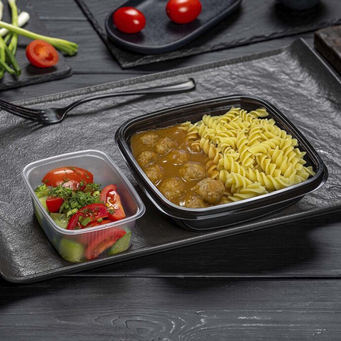 Фрикадельки мясные с макаронами и закуска из свежих овощей