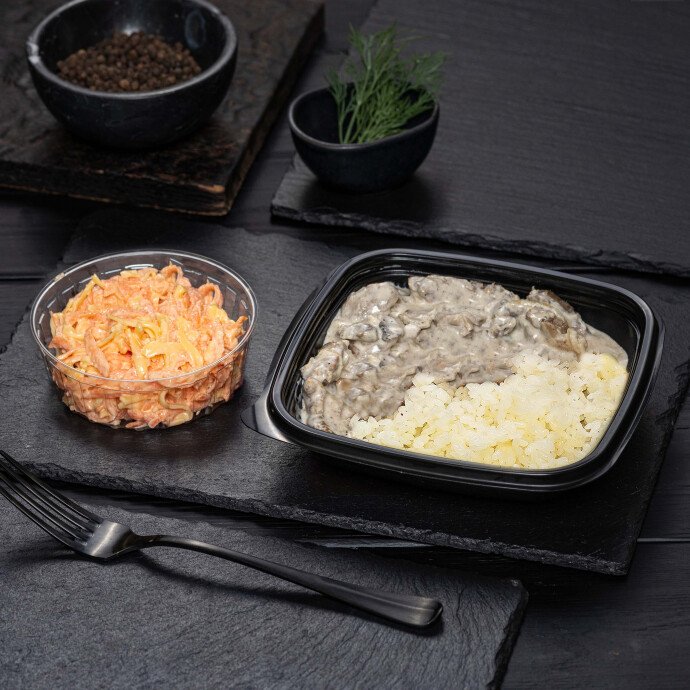 Бефстроганов с рисом и закуска из моркови с сыром