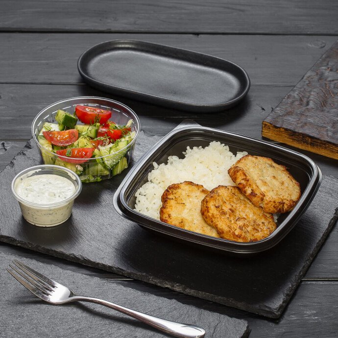 Куриные котлеты с рисом и закуской из свежих овощей