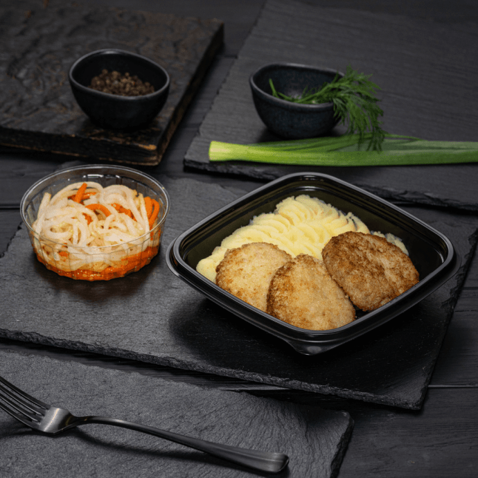 Биточки рыбные с картофельным пюре и закуской из дайкона