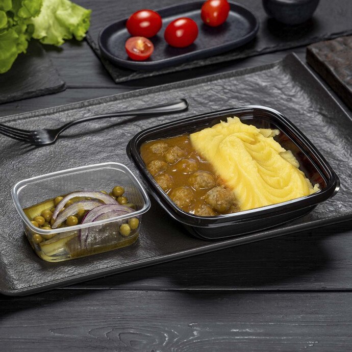 Фрикадельки мясные с картофельным пюре и закуска из консервированных огурцов