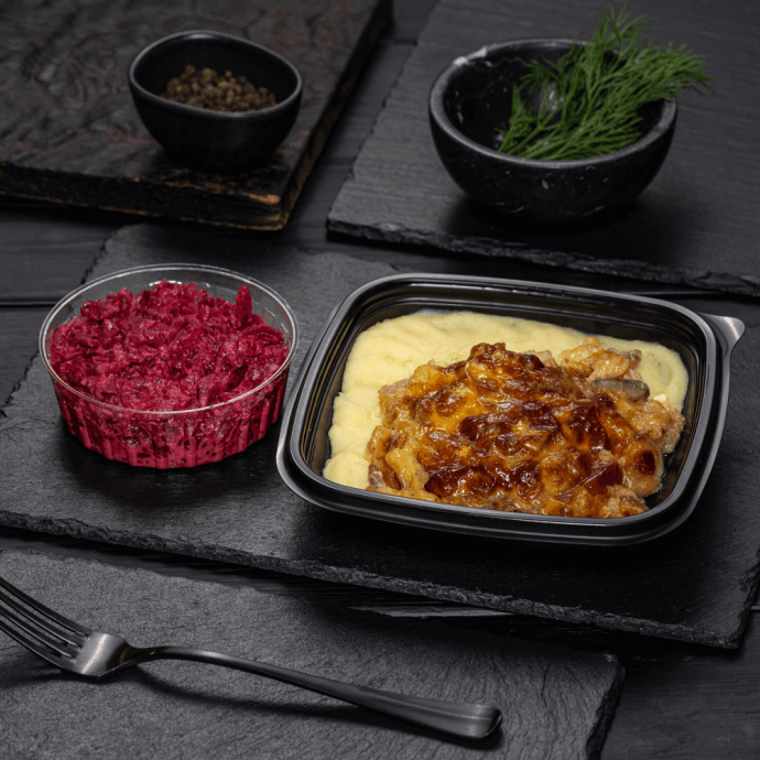 Рыба, запечённая с грибами, картофельное пюре и закуска из свёклы