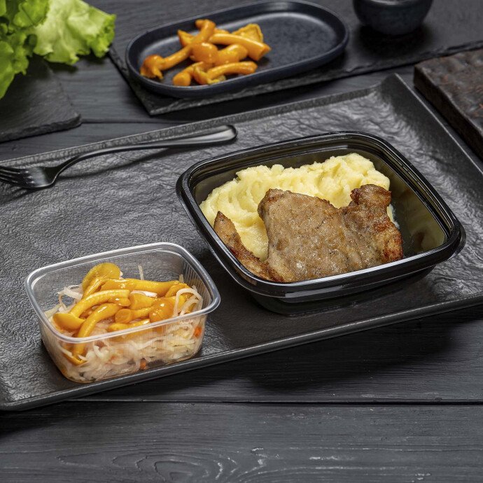 Запечённое куриное бедро с гарниром из картофельного пюре и закуска из квашеной капусты с опятами