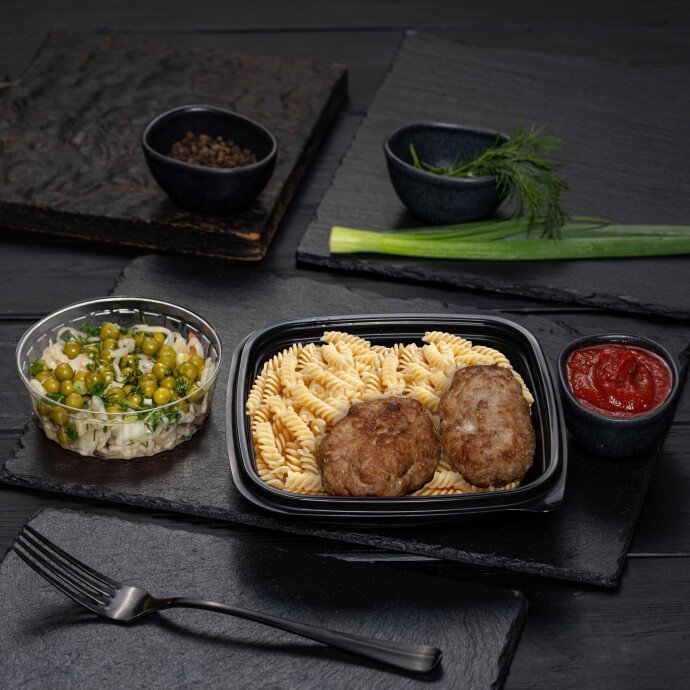 Котлеты мясные с красным соусом, макароны и закуска из квашеной капусты с горошком